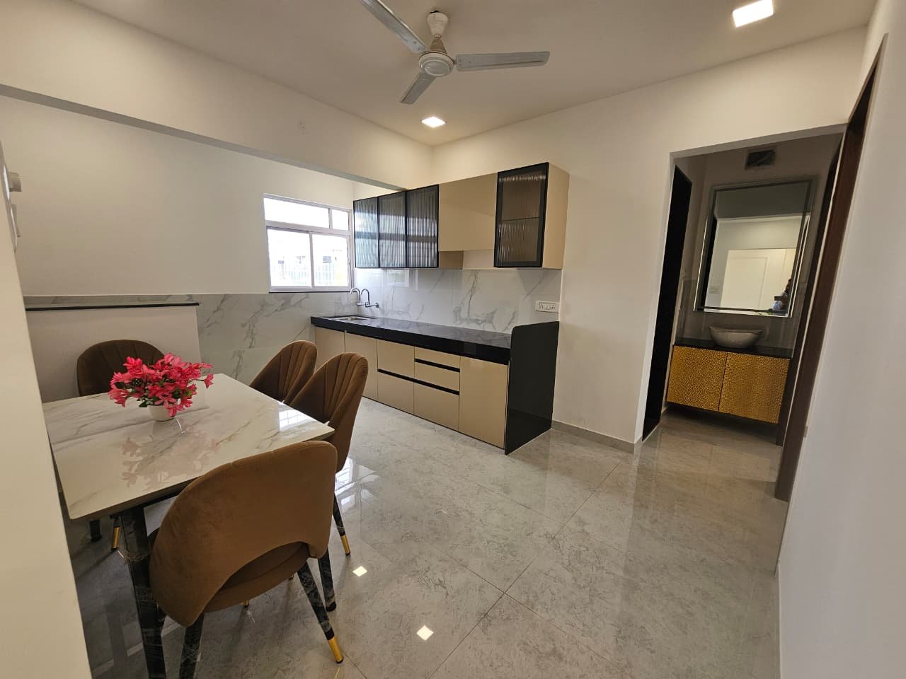 Kohinoor Lantana gallery view 1
